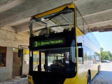 В София: Един от двуетажните автобуси не успя да излезе от гаража в Малашевци, горната му част е разбита