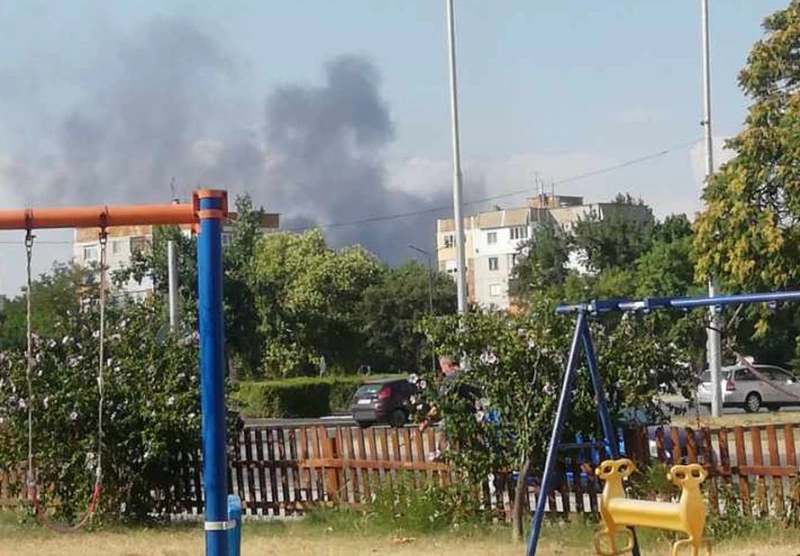 Пожар бушува в източната част на Пловдив, тежкият черен дим се вижда и от центъра