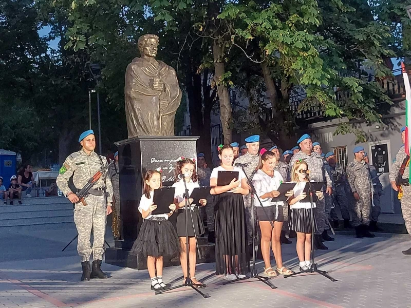 С военни почести откриха паметник на Левски в пловдивското село Марково