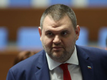 Делян Пеевски дари две мобилни къщи на възрастни хора от Воден