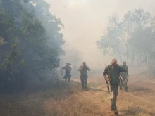 Пожарът във Воден продължава да бушува, но фронтът му намалява