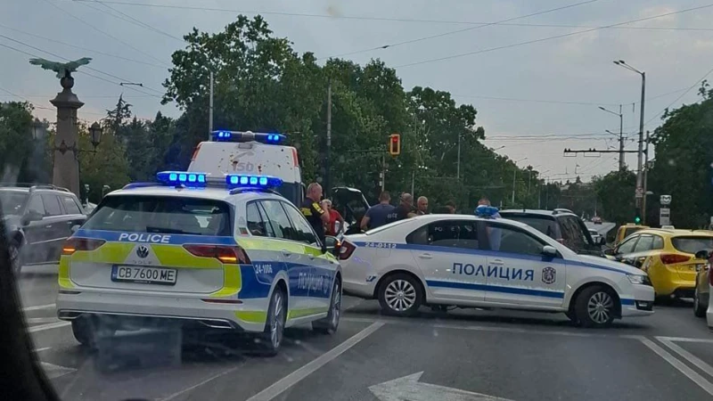 Избягвайте Орлов мост в София, има катастрофа: Две патрулки и линейка са на място