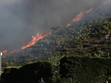 Голям пожар в Гърция настъпва към границата ни: Огнеборците от Сандански и Гоце Делчев са в готовност, застрашен е резерватът "Али ботуш"