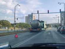 Ужас на пътя: Цистерна катастрофира до кръстовището на КАТ -Варна