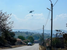 Военни продължават да се борят с огъня край Воден