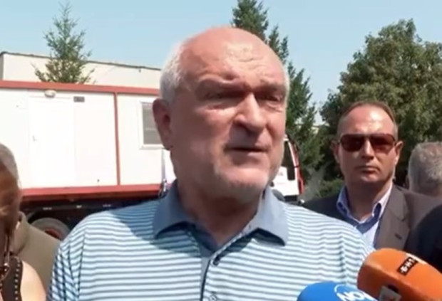 Премиерът от Воден: Фургоните са тук!