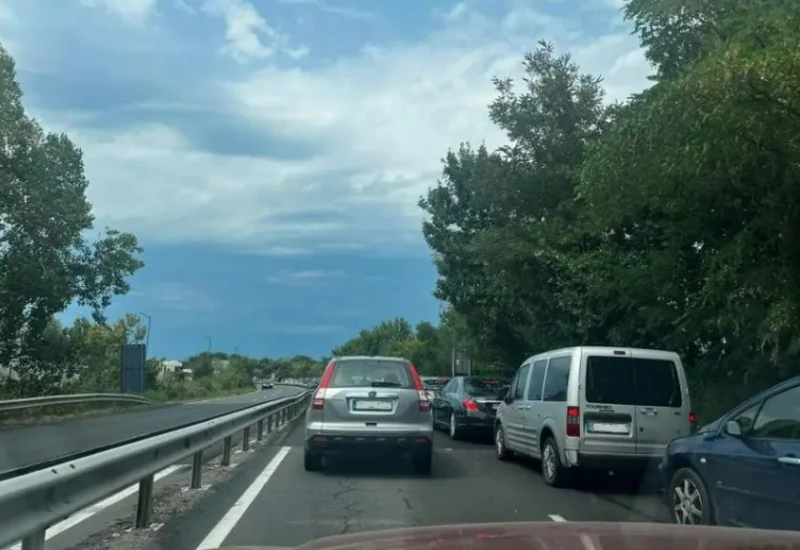 Километрично задръстване по пътя Созопол - Бургас
