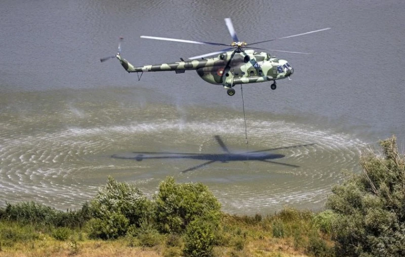 Военни и хеликоптери продължават да се борят с огъня във Воден