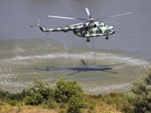 Военни и хеликоптери продължават да се борят с огъня във Воден
