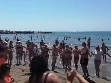 От мрежата: Хоро не се играе по бански! Държавата гори, хора плачат, а тези надули музиките