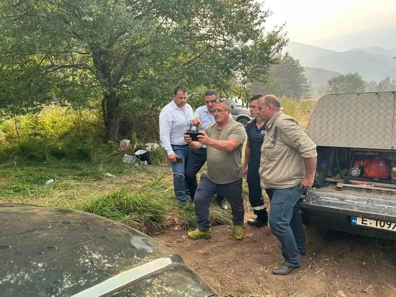 Военнослужещи потушават пожара на гръцко-българската граница