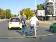 Шофьор слезе от колата заради велосипедист, вижте какво последва