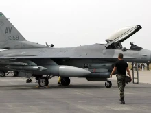 Първите 2 от 14-те нови F-16 от САЩ пристигнаха в Словакия