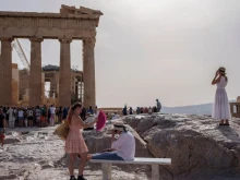 Броят на туристите в Гърция скача, но разходите им за почивка падат