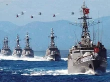 Гръцки и турски военни кораби са разположени едни срещу други в Егейско море