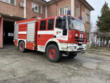 Фургон, гараж, люцерна и кошери изгоряха при пожар в радневско село