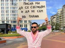 Напуска работата си, облича розовия халат и днес е истински фурор в мрежата