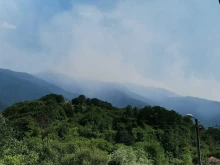 Пожарът от Гърция настъпва към България