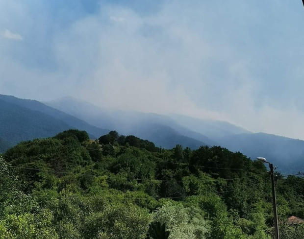 Пожарът от Гърция настъпва към България вече е на метри