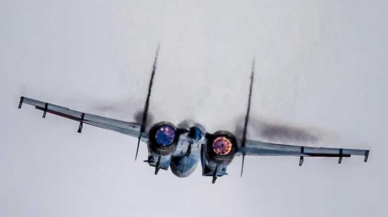 Битката за Черно море: Руски Су-27 ескортира разузнавателен самолет и два изтребителя на британските ВВС