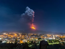 Пепел и серни газове от изригването на вулкана Етна достигнаха Гърция