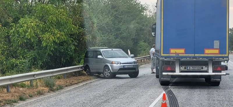 Катастрофа между ТИР и лек автомобил на главния път София - Русе 