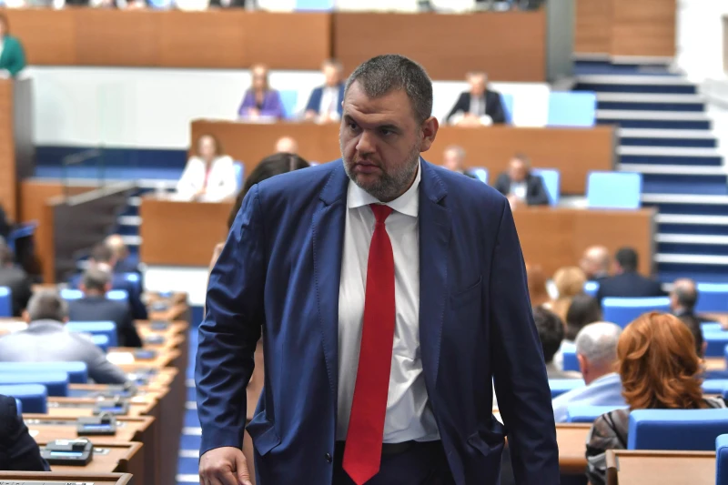 Пеевски: Време е да вървим на избори, в парламента всички се карат
