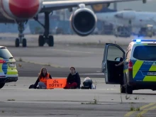 Климатични активисти парализират летищата в Германия за втори пореден ден