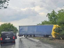 Тир излезе от платното по пътя Русе-Велико Търново, има задръстване