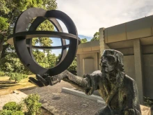 Ремонтират повредения след вандализъм паметник на Николай Коперник във Варна