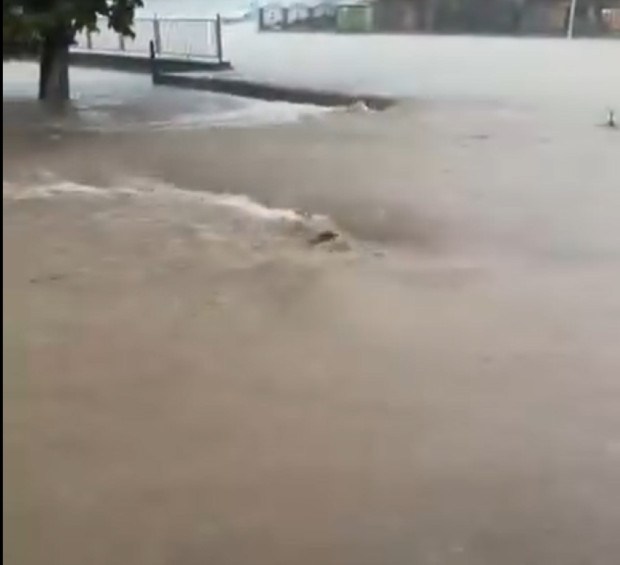 Първи кадри от потопа в Шуменско снощи, улиците са реки