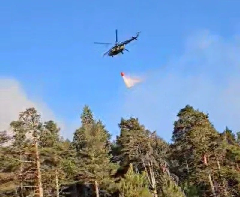 Първи кадри от гасенето на пожара с хеликоптер по българо-гръцката граница