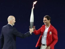 За вековете: Зинедин Зидан предаде на Рафаел Надал олимпийския огън