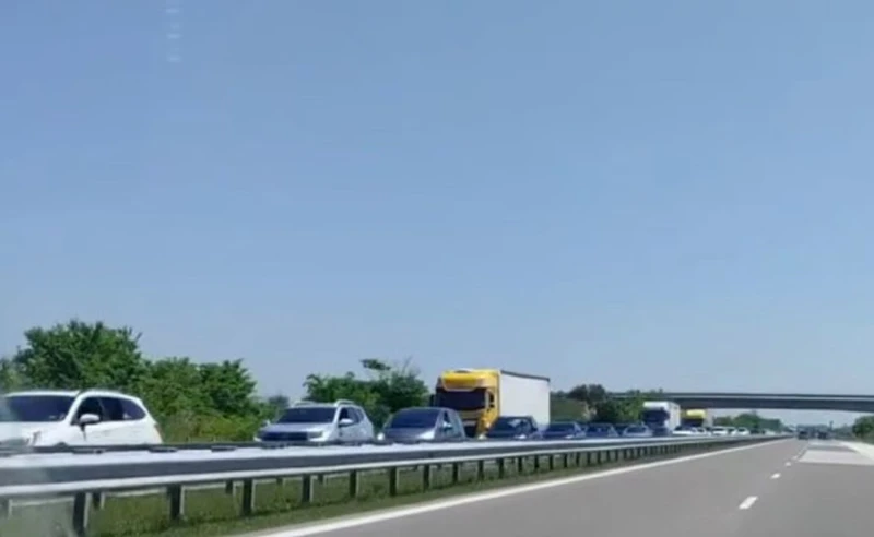 Моторист и спътницата му загинаха на АМ "Тракия" след удар в мантинелата