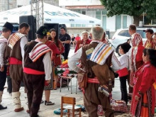 Автентичен обичай за извеждане на булка представиха самодейци от село Брезе на площада в Девин