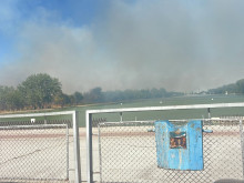 Пожар до Гребната в Пловдив! Очевидци: Евакуират хора и автомобили