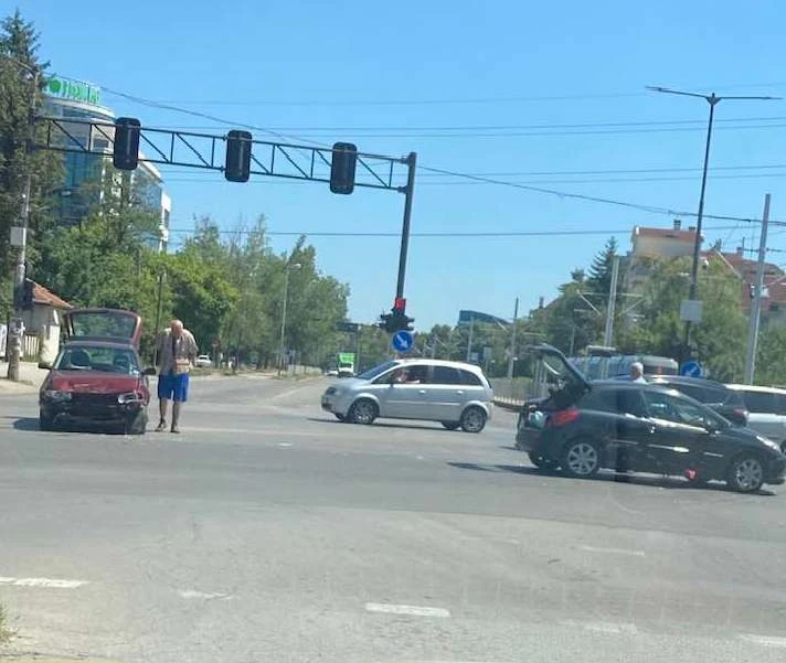 Катастрофа е станала на кръстовището на Горнобански път с бул. "Цар Борис III" в столицата