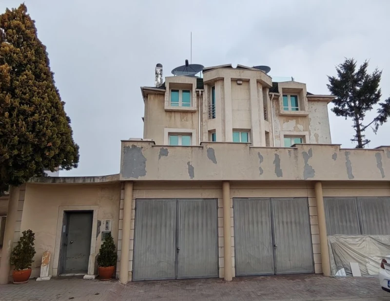 Доста баровска къща на три етажа с двор в Пловдив отива за продан