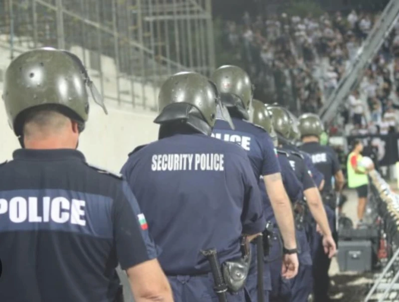 Вътрешният министър: Има пострадали колеги на дербито! Иззети са огромно количество военни димки, фойерверки и факли