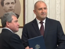 Президентът връчи папката с третия мандат