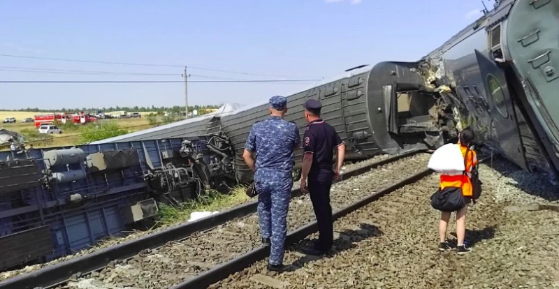 Двама загинали и над 140 ранени при сблъсък между камион и влак в Русия