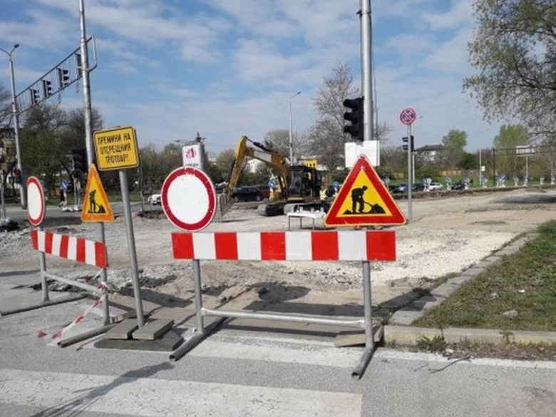 Промени в движението заради асфалтиране на кръстовището на ул. "Дилянка" и бул. "Васил Априлов" в Пловдив