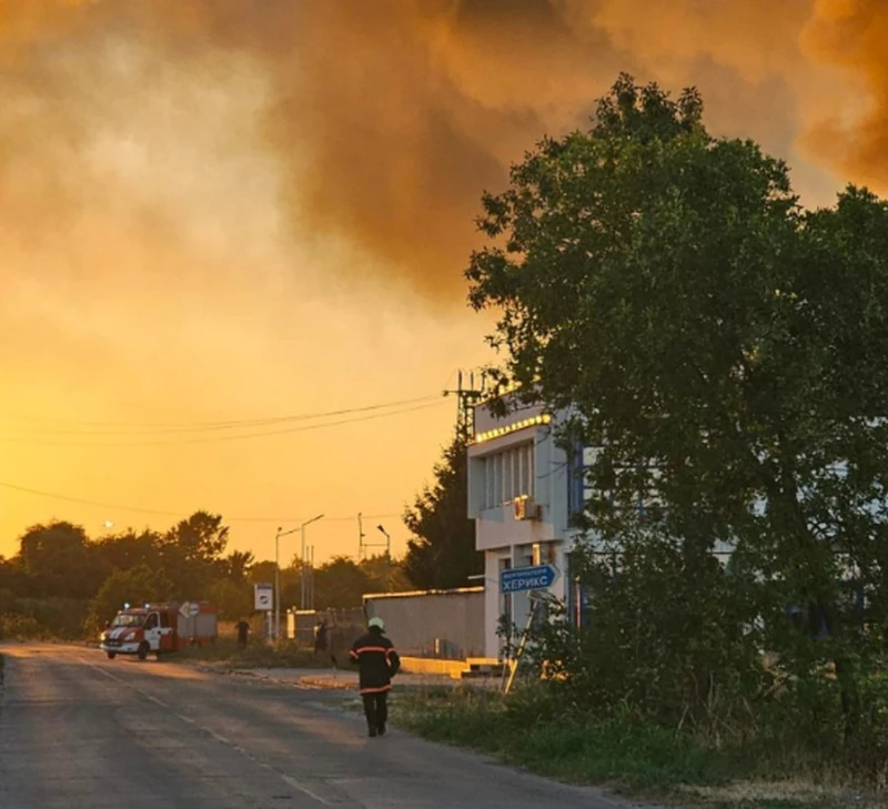 Полиция отцепи района около горящия завод в Царацово, спряха движението на коли