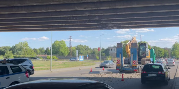 Значителни имуществени щети са нанесени на моста в Казанлък, който беше ударен от влекач