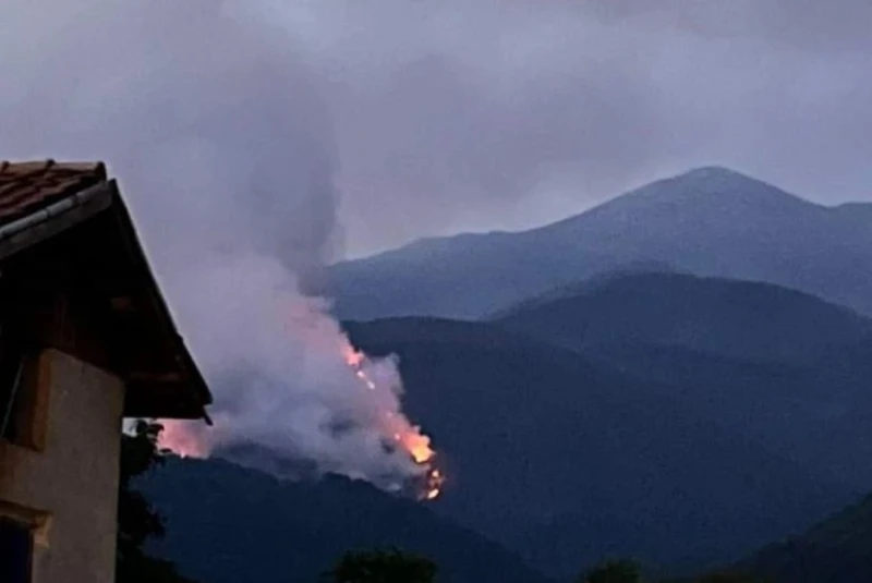 Безсънна нощ за пожарникари и доброволци в района на Симитли