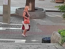 Пловдивчани тръгнаха с маски заради мръсния облак, който идва от горящото сметище