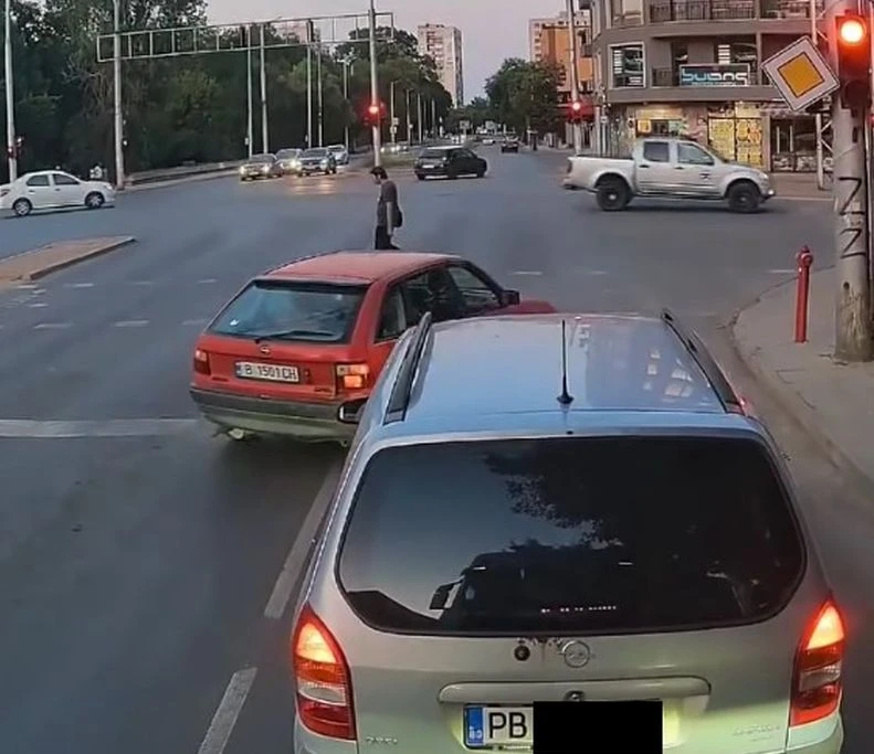 Този шофьор в Пловдив отнесе много псувни, но някои забелязаха нещо притеснително
