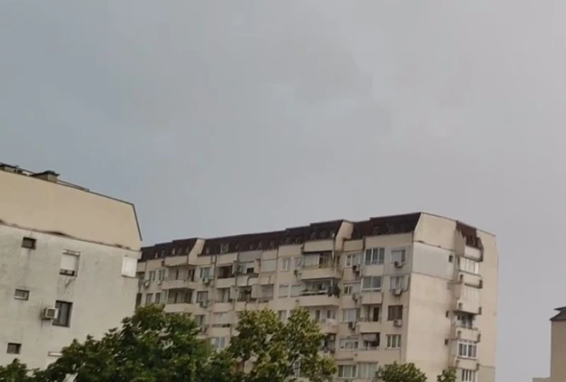 Силен дъжд се изсипа преди минути над част от Пловдив