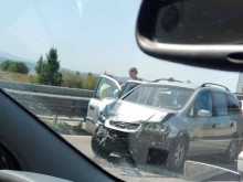 Катастрофа между три автомобила затруднява движението по АМ "Тракия"