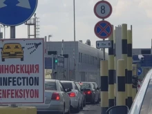 Дезинфекцират всички автомобили, минаващи през границите